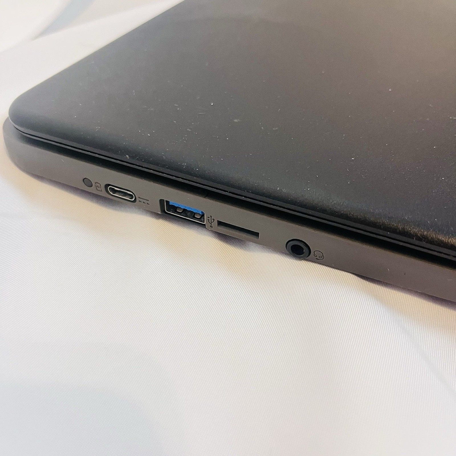 Acer C733 Chromebook Intel Celeron N4020 4GB , 32 GB SSD LINUX Capible W/USB-C
