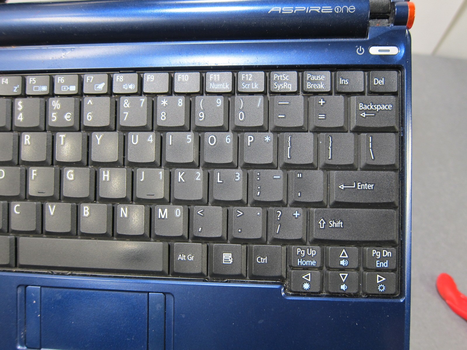 Acer Aspire One Series Model ZG5 Blue Notebook w/ Charger -WORKS WHEN PLUGGED IN