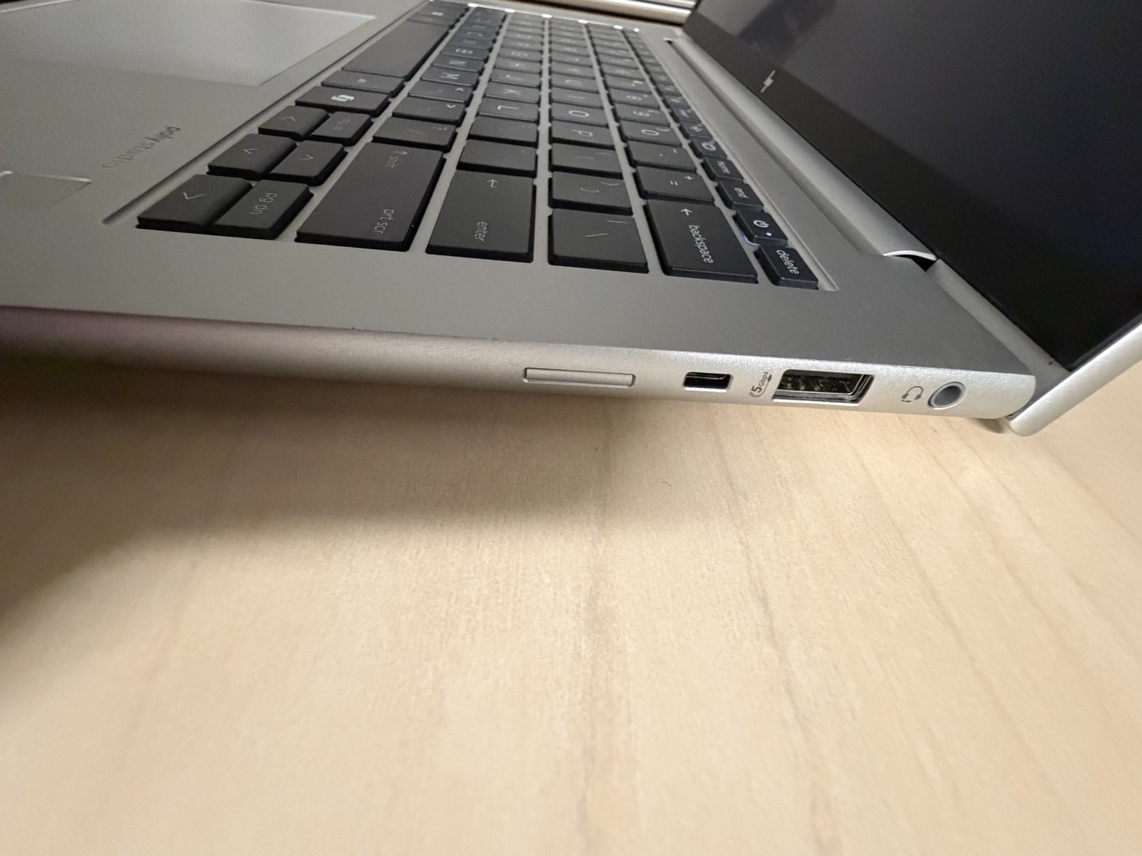 HP EliteBook 845 G11 14″ (Ryzen 7 PRO-8840U – 64GB RAM – 1TB SSD + charger