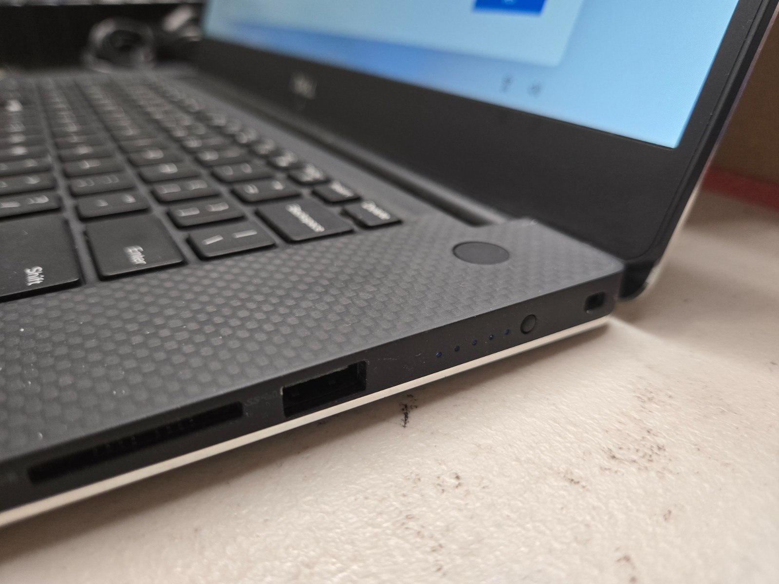 Dell XPS 15 9570 15″ Core i7-8750H 2.2GHz 16GB RAM 1TB SSD GeForce GTX 1050 Ti