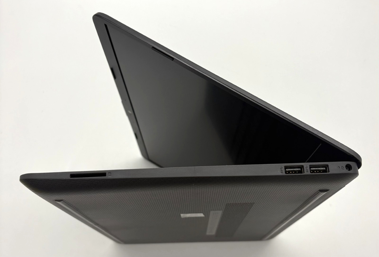 HP 250 G8 i5-1135G7 2.4GHz 16GB RAM 512GB M.2 Flaws (Cracks/hinge) W11