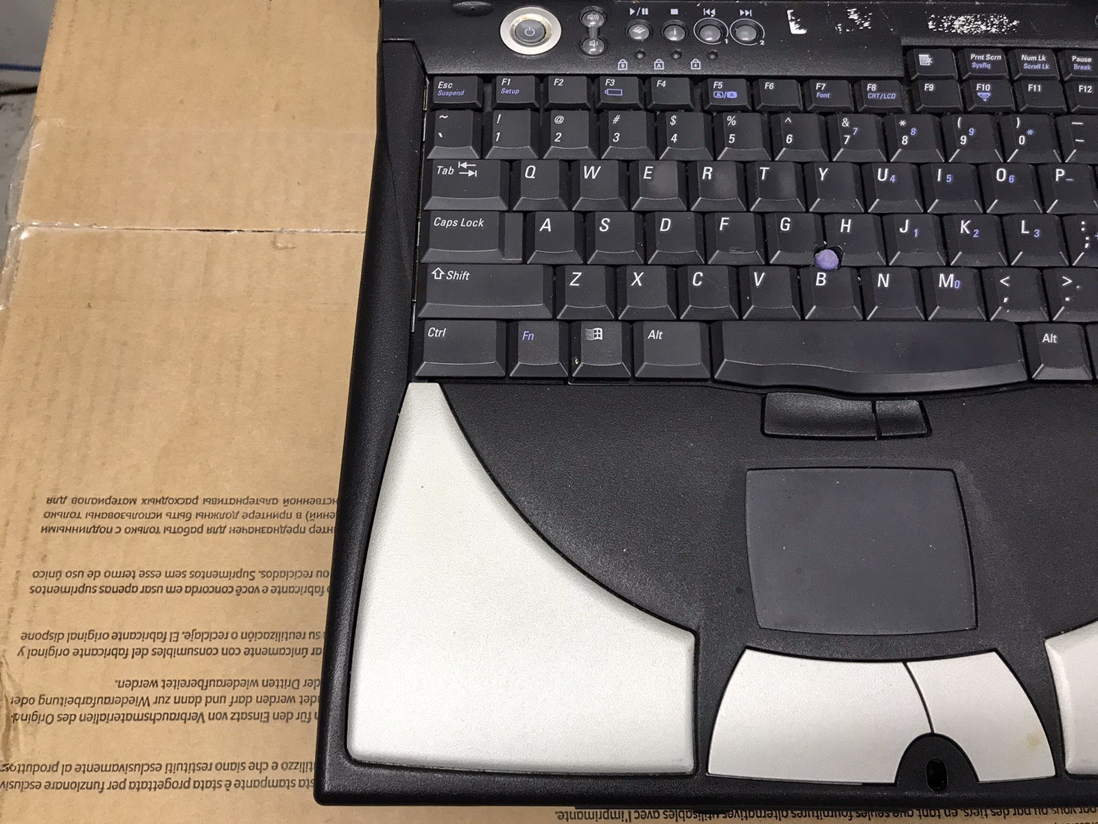 Dell Inspiron 8200 PP01X Intel Pentium 4 Laptop UNTESTED