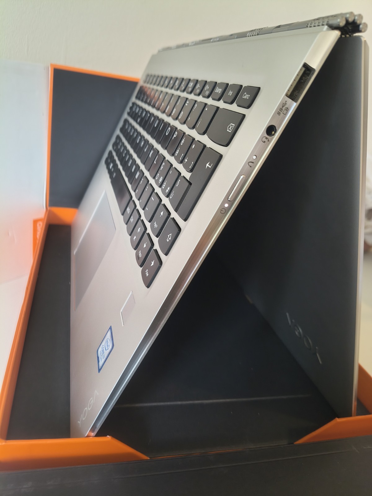 Yoga 910 convertible i7 7th 512G with 30 cycle count upto 15 hrs & No scratches
