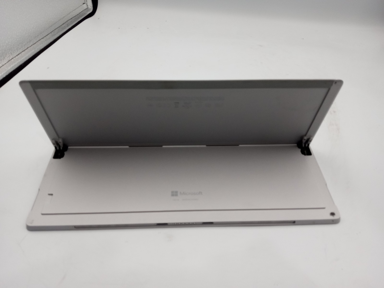Microsoft Surface Pro 4 – 12.3″ Intel i5-6300U 4GB RAM 128GB SSD Windows 11 -RR