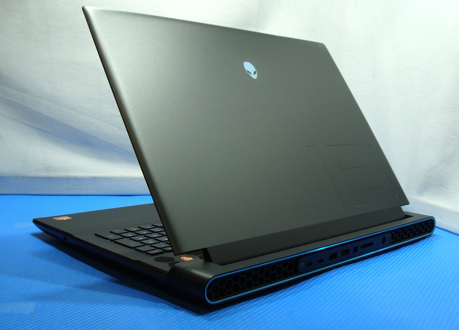 Alienware m18 R1 AMD 18″ FHD+ 480hz AMD Ryzen 9 7945HX 32GB 1TB RX 7900M 16GB