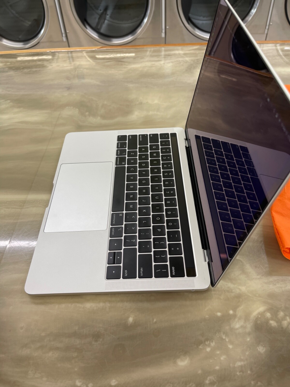 Apple macbook pro 2019 13 inch screen with touch bar 