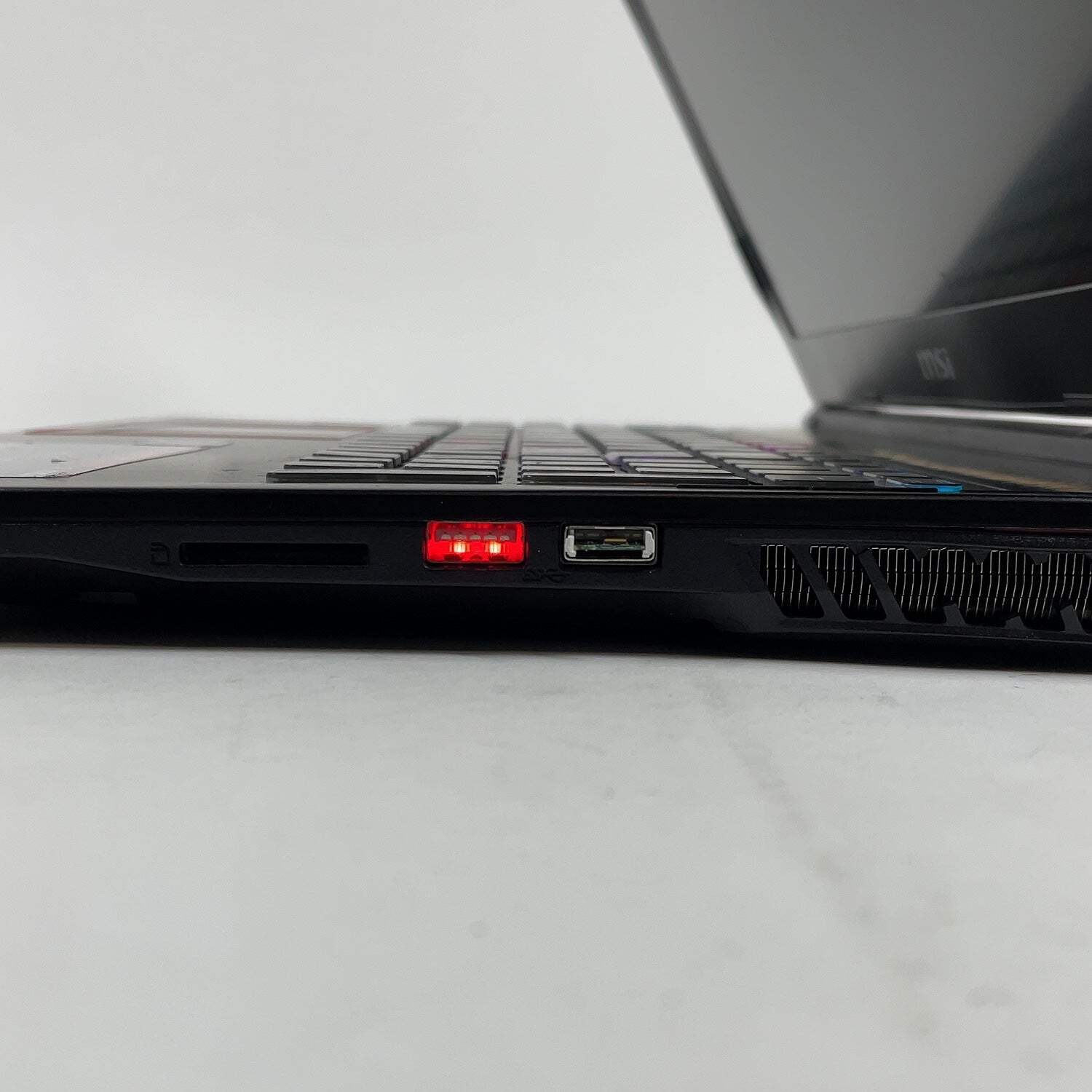 Broken MSI Raider GE63 15.6″ i7-8750H 16GB RAM 128GB SSD 1TB HDD GTX 1060