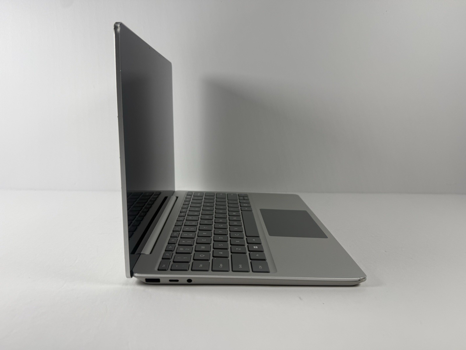 Microsoft Surface Laptop Go 2 2013 12.4″ i5-1135G7 256GB SSD 16GB RAM Win 11 Pro