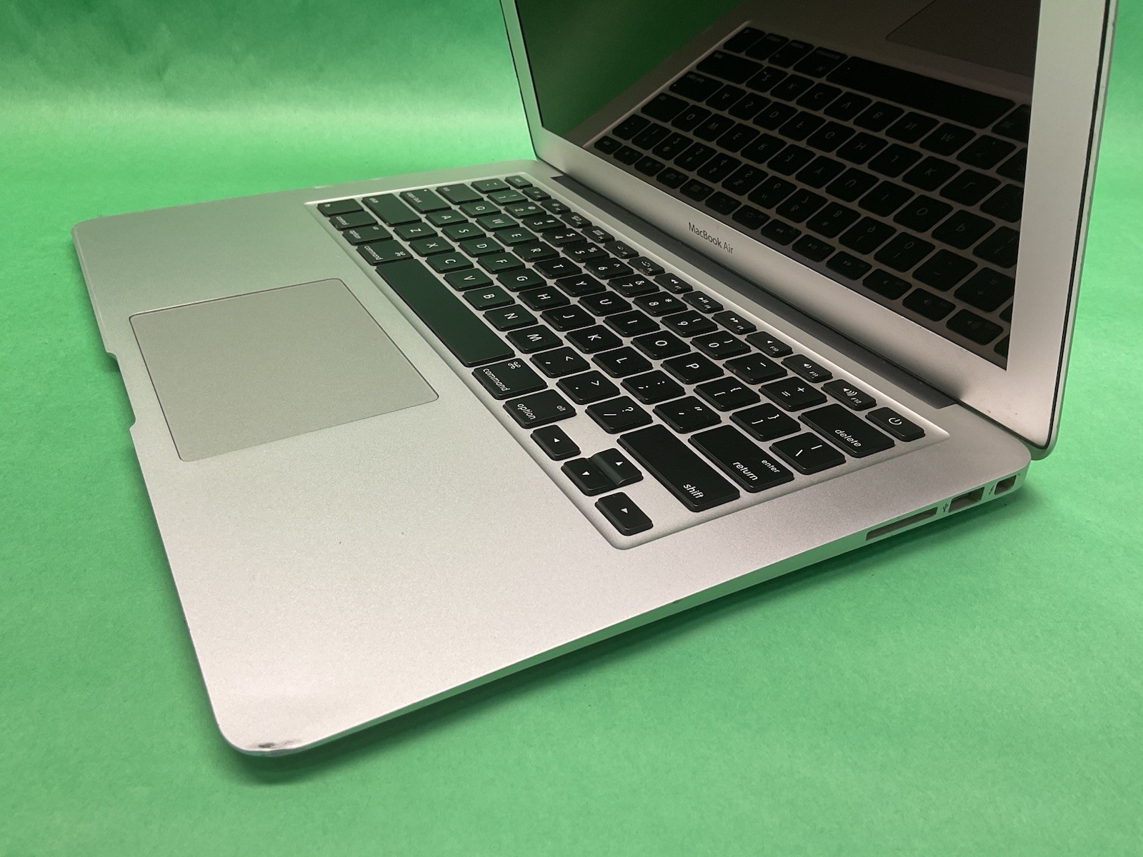 Apple 2013 MacBook Air 13” Laptop – POWERS ON – UNTESTED