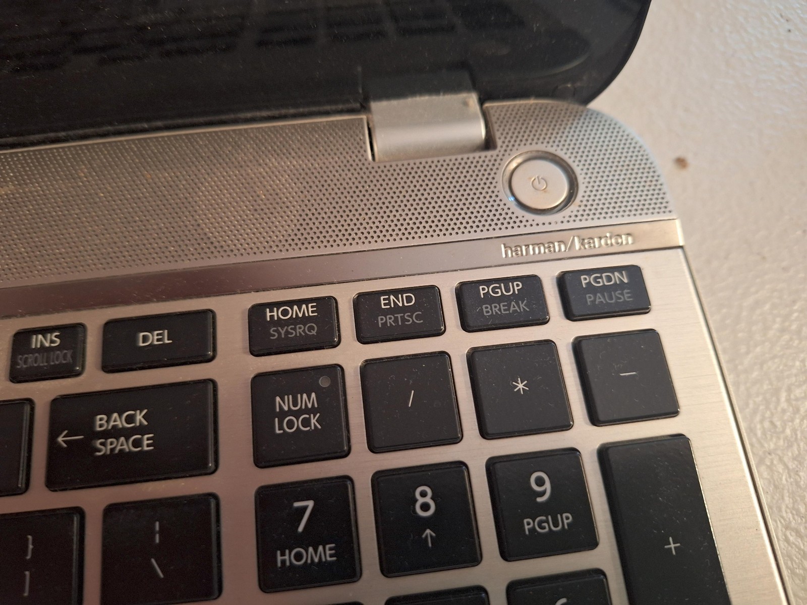 TOSHIBA SATELLITE P50T-B DOES NOT BOOT UP. PARTS ONLY. NO DRIVE OR BATTERY INC