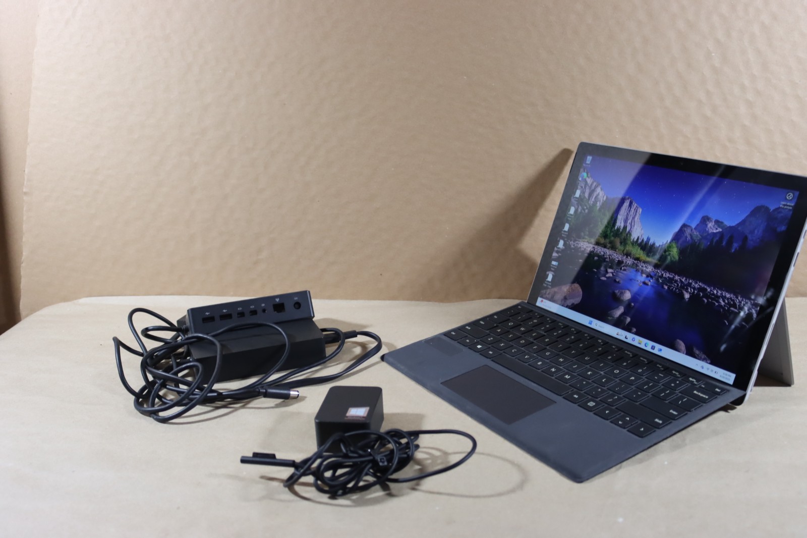 Microsoft Surface Pro 5 i5-7300U 8GB RAM 256GB Wi-Fi + Cellular / LTE
