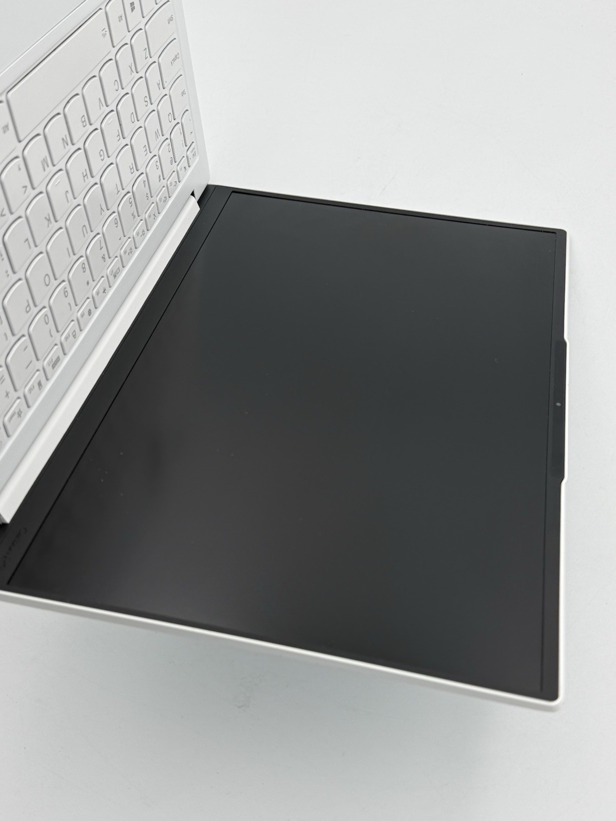Lenovo Yoga Slim 7i Carbon 13.3” – i5 11th/16GB RAM/512GB (Keyboard Issue) 24C