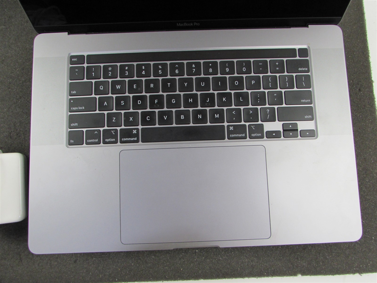 APPLE MACBOOK PRO A2141 3072X1920 I9-9980Hk 1TB SSD 32GB RAM AMD GPU NO O.S