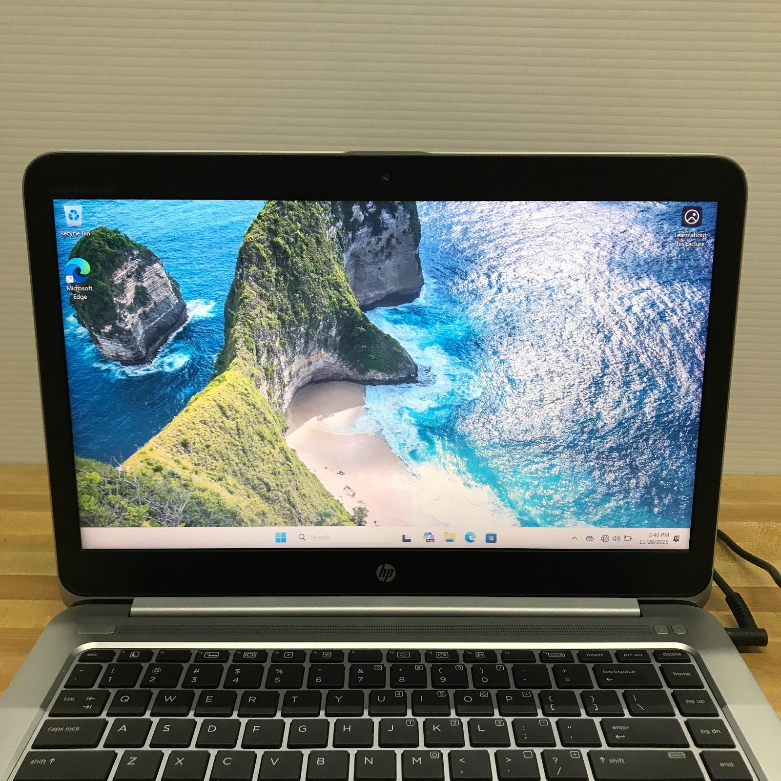 HP EliteBook Folio 1040 G3 14″ i5-6200U 2.3GHz 8GB 256GB SSD (Windows 11 Pro)