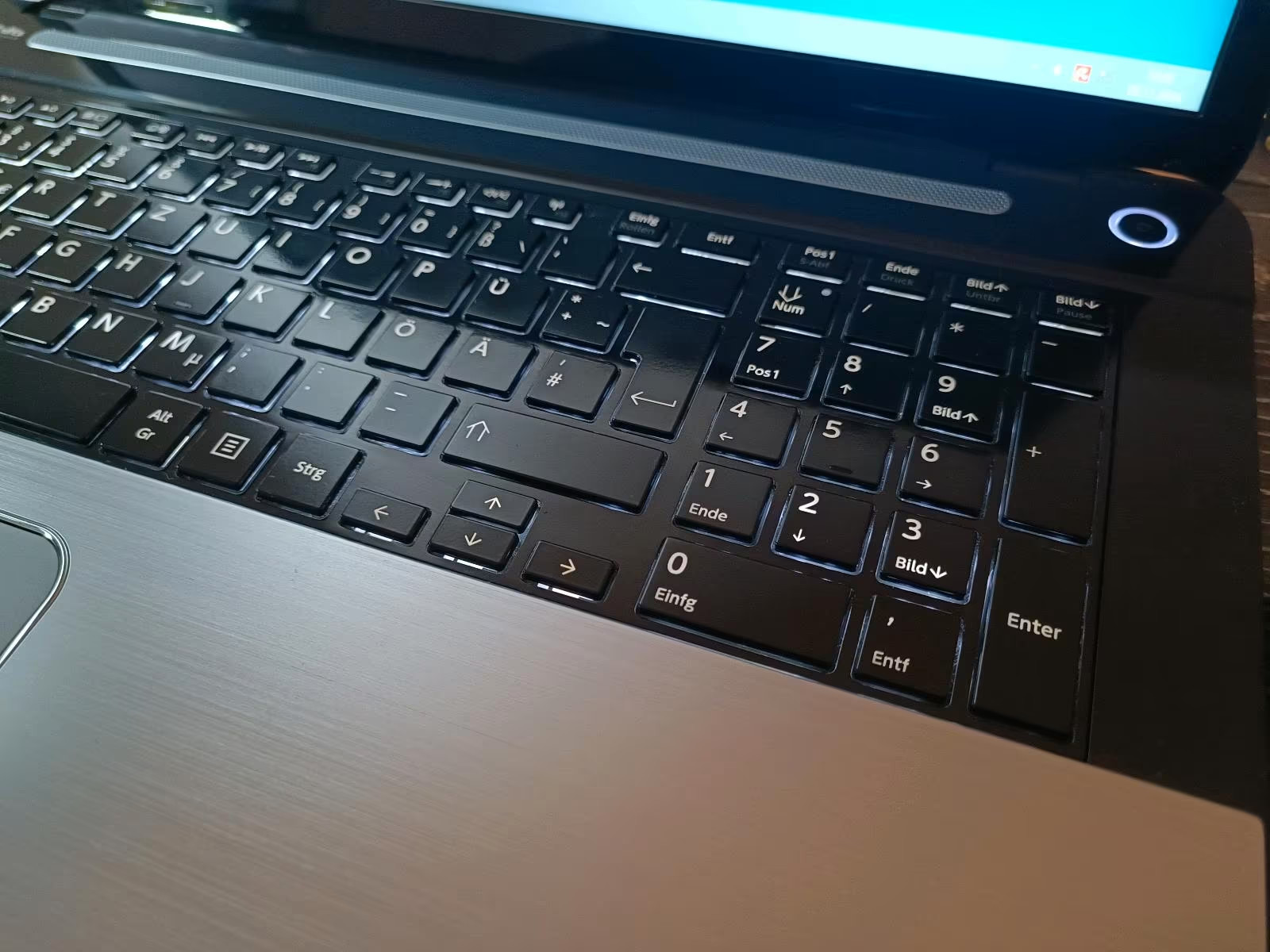 Toshiba Satellite S70 Notebook Laptop PC 2.5 GHz i3 Windows