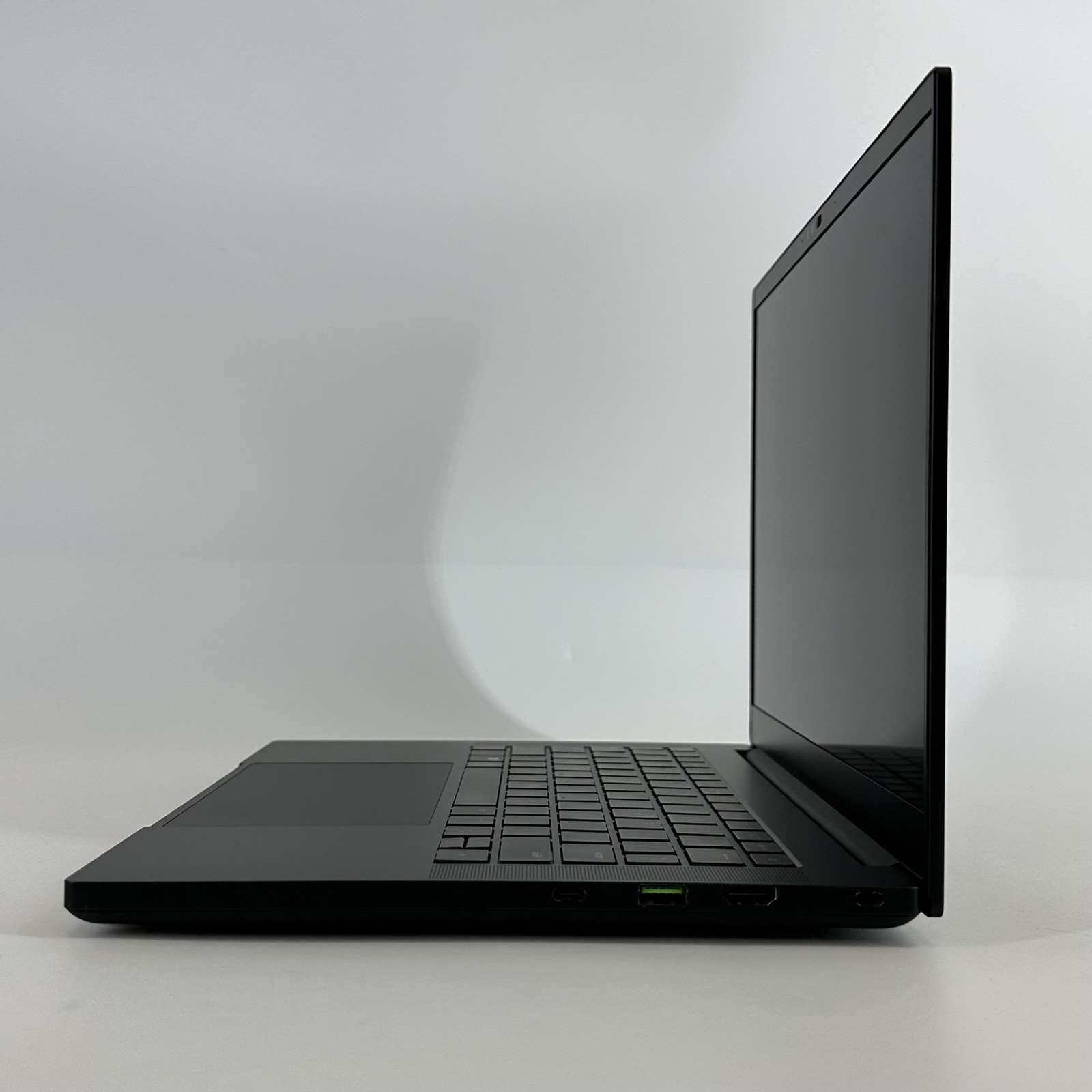 Razer Blade 14 240Hz QHD+ 4.0 GHz Ryzen 9 8945HS 32GB 1TB SSD NVIDIA RTX 4070