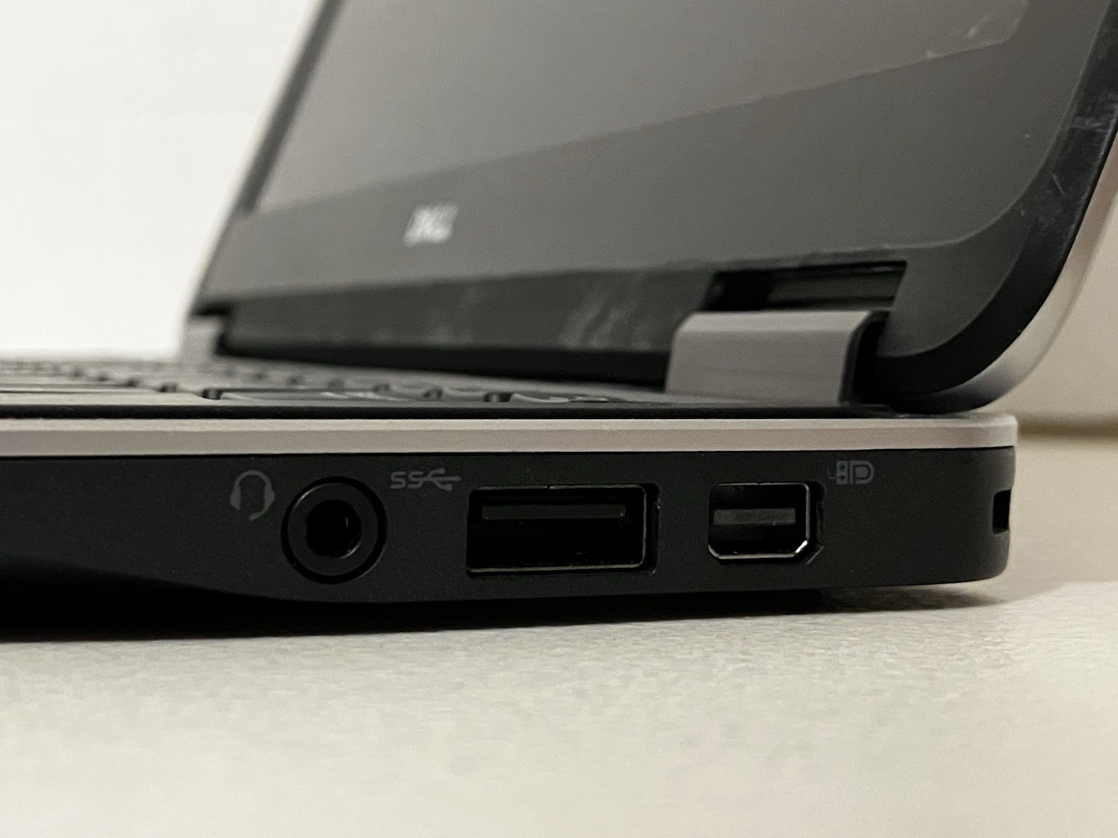 DELL LATITUDE E7240 Laptop i5-4300U 8 GB 256GB SSD *Dual-Boot* Win10 Pro Linux