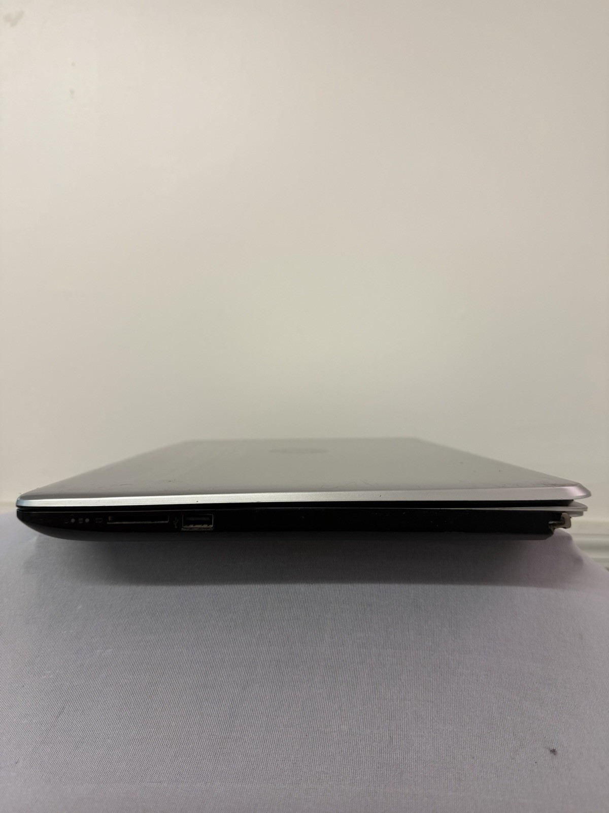 HP Laptop – Unknown if Screen is Good – Intel i3 Gen 7 – No RAM – Read Des
