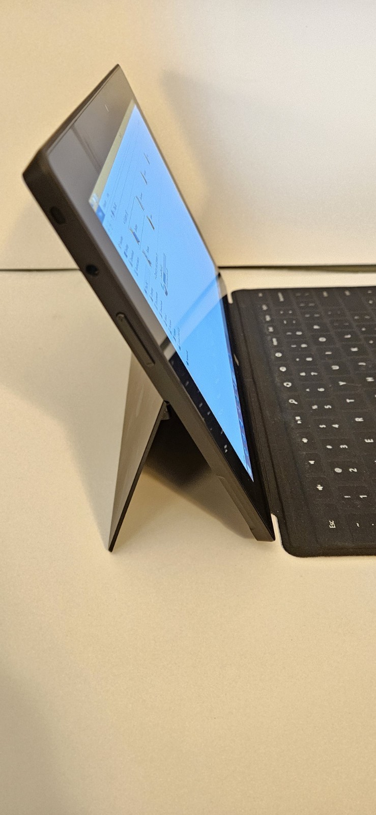 Microsoft Surface RT 1516 Tablet Tegra 3 1.30GHz 2 GB RAM 32 GB Win RT 8.1
