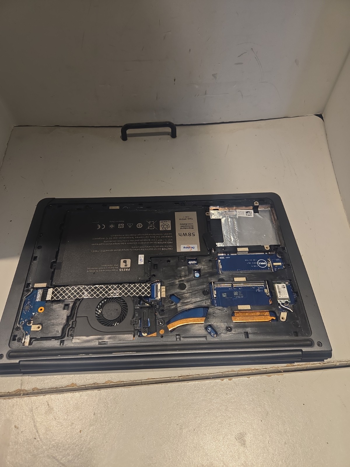 Dell Latitude 3550 Laptop i5-1335U 15.6″ FHD *For parts No Ram No HDD read Desc