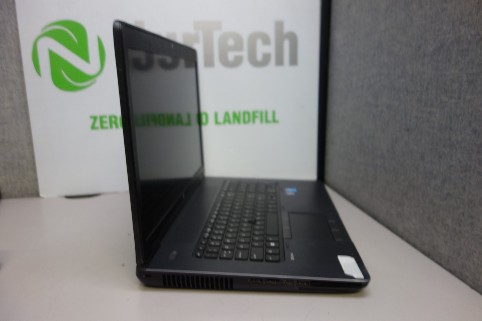 HP ZBook 17 17.3″ i5-4300M 2.6GHz 16GB/320GB [No OS] Laptop + AC