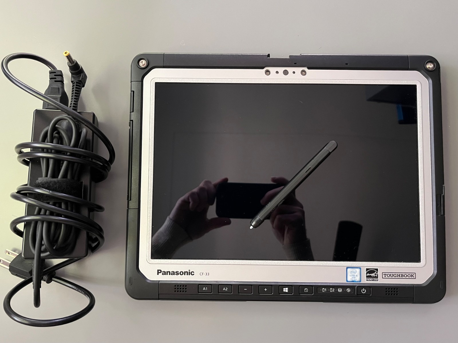 Panasonic CF-33 – 12″ 2160×1440 – i5-7300U – 8GB – 128GB SSD – Windows 10 Pro