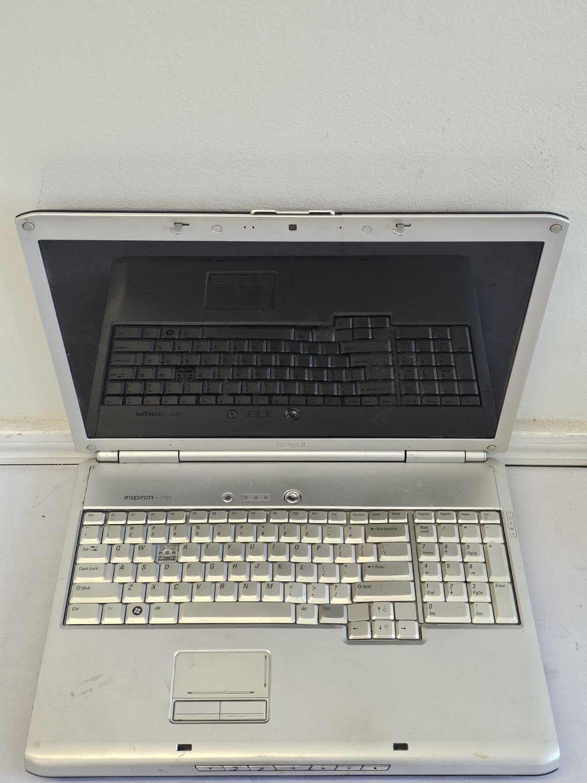 Dell Inspiron 1720 Laptop – VERY DIRTY CASE – 1GB RAM – NO BATT – Parts – READ