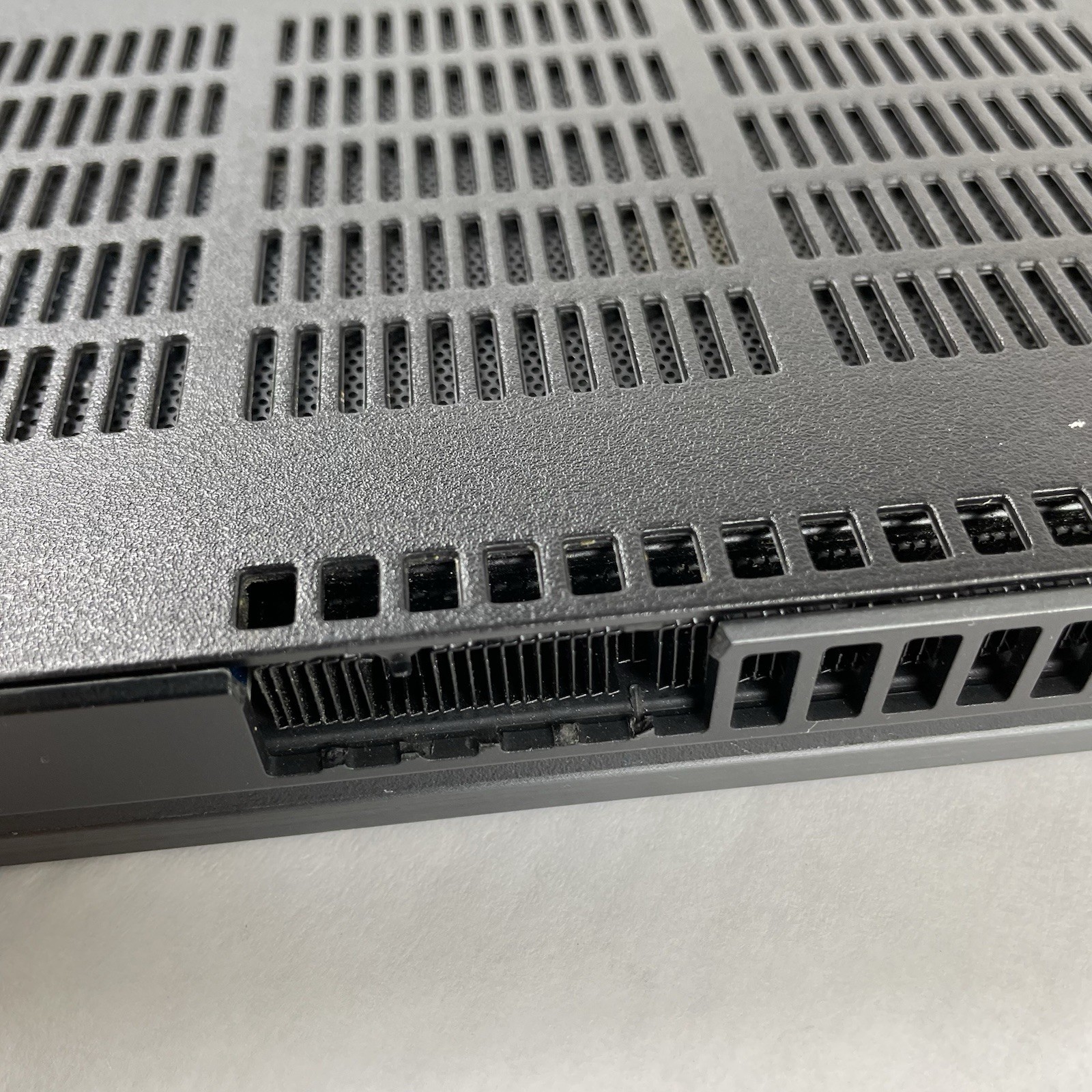 Dell Latitude 5580 15.6″ i5-7300U 2.60 GHz 8 GB RAM No SSD No OS – Bad Edge