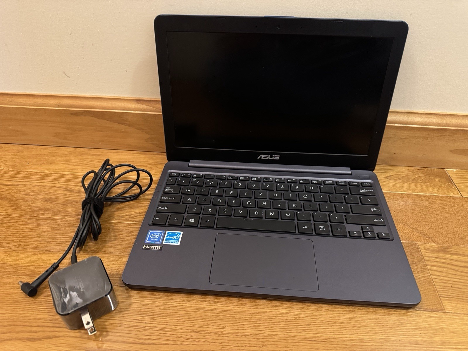 Asus Notebook E203M 2GB, 32GB, Celeron, Windows 10 S Bad Battery W Charger