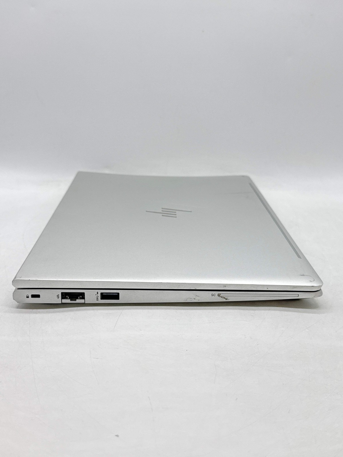 HP EliteBook 640 G10 14.0″ FHD Touch Core i5-1335U 256GB SSD 8GB RAM -White Spot