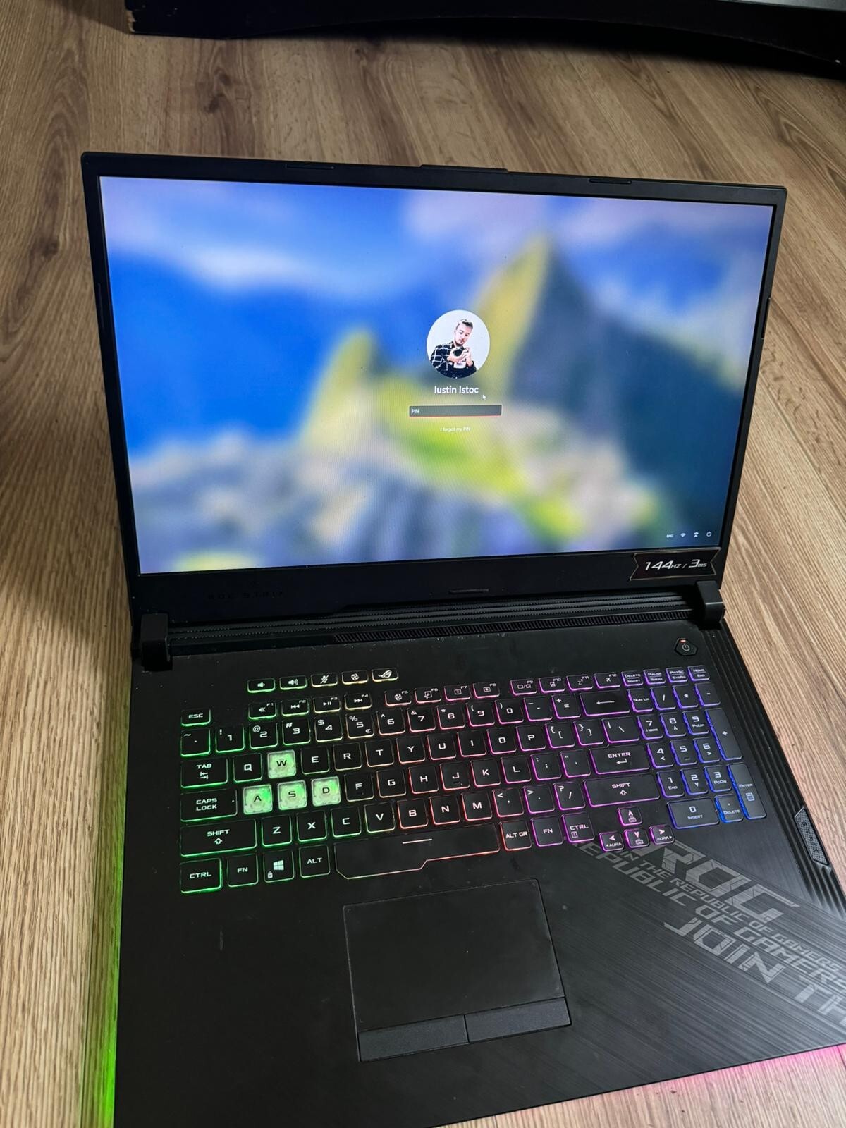 ASUS ROG Strix G17 Notebook/Laptop 17.3 in Black – G712LU