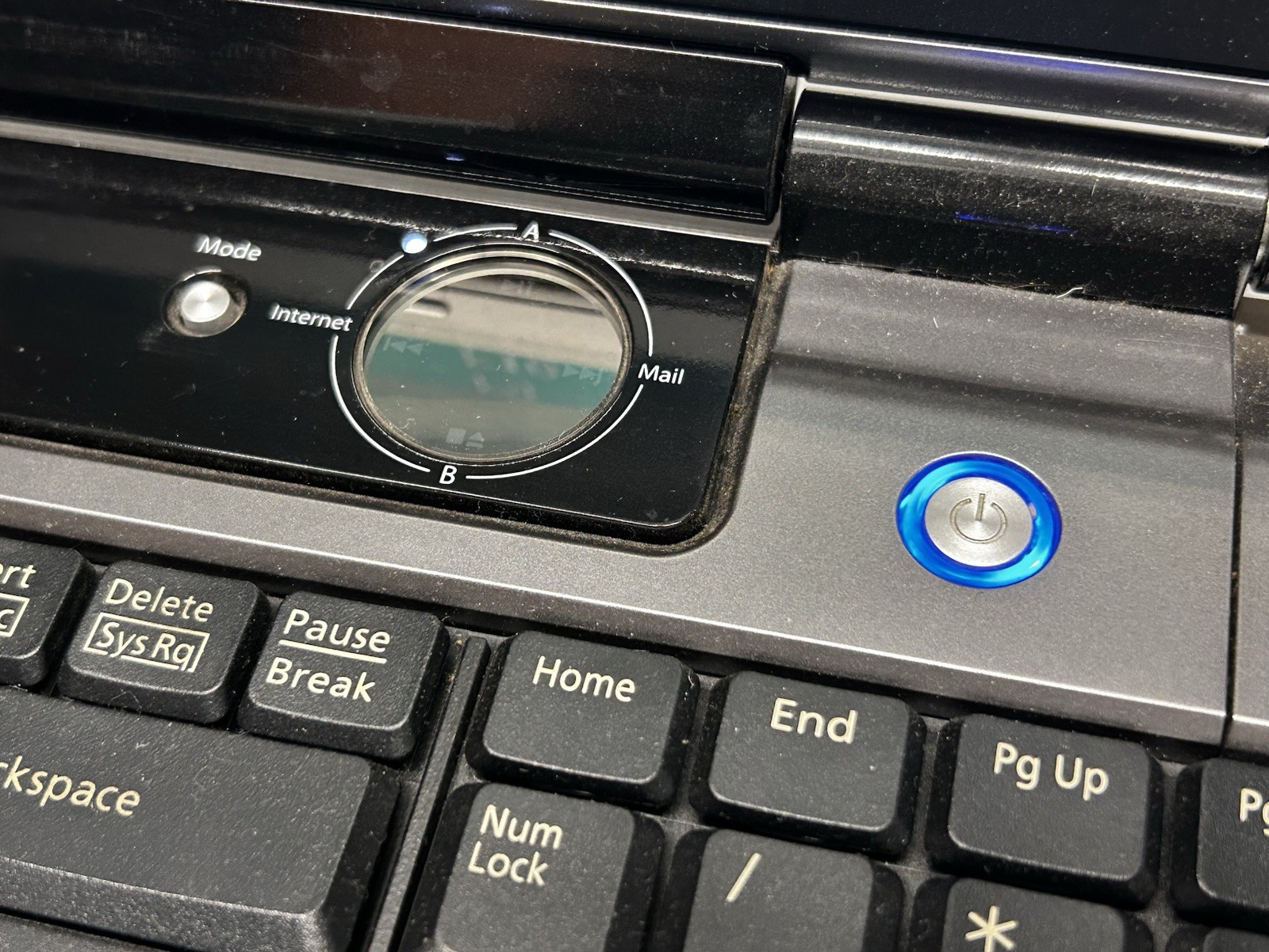 Fujitsu Lifebook N6410 17″ Centrino T2400 + 4GB Ram