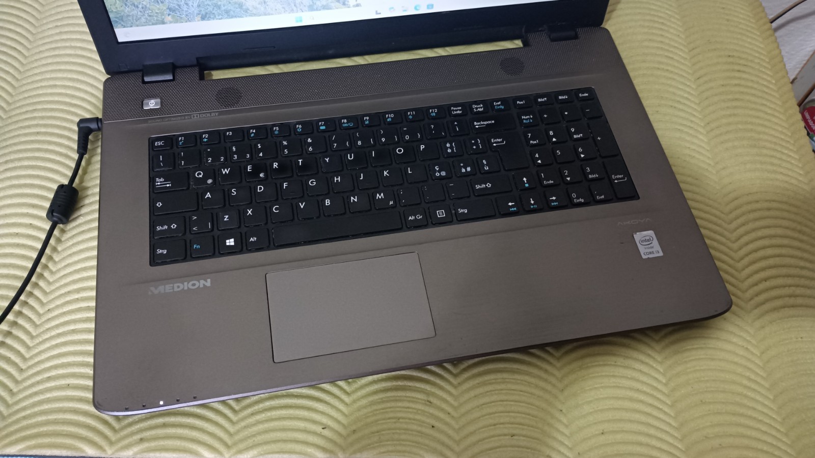 medion akoya e7415 17.3″ 1600×900 i3-5005U 256GB SSD 8gb windows 11