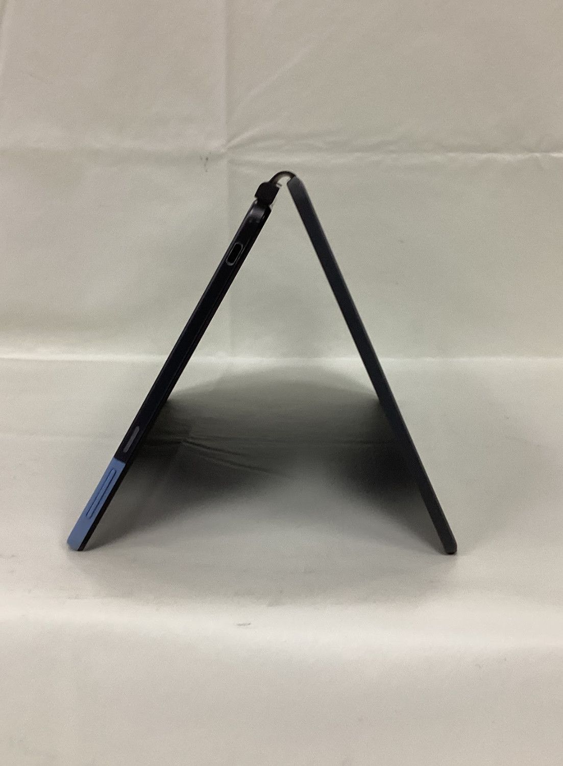 Lenovo IdeaPad Duet Chromebook 10.1″ 2-in-1 4GB 128GB – Cracked Screen/No Adapte