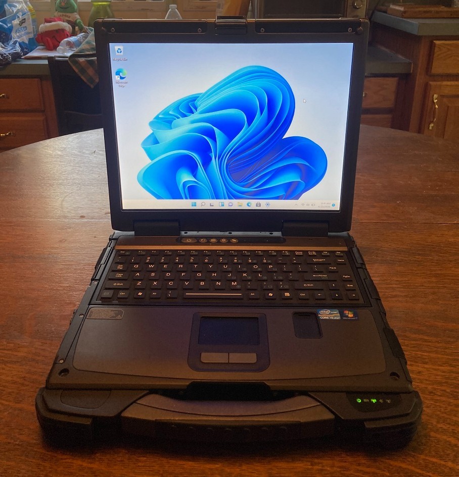 14.1″ Dell Laptop Vintage Windows XP Pro 32 Bit 2ghz 4gb 250gb DVD + New Battery