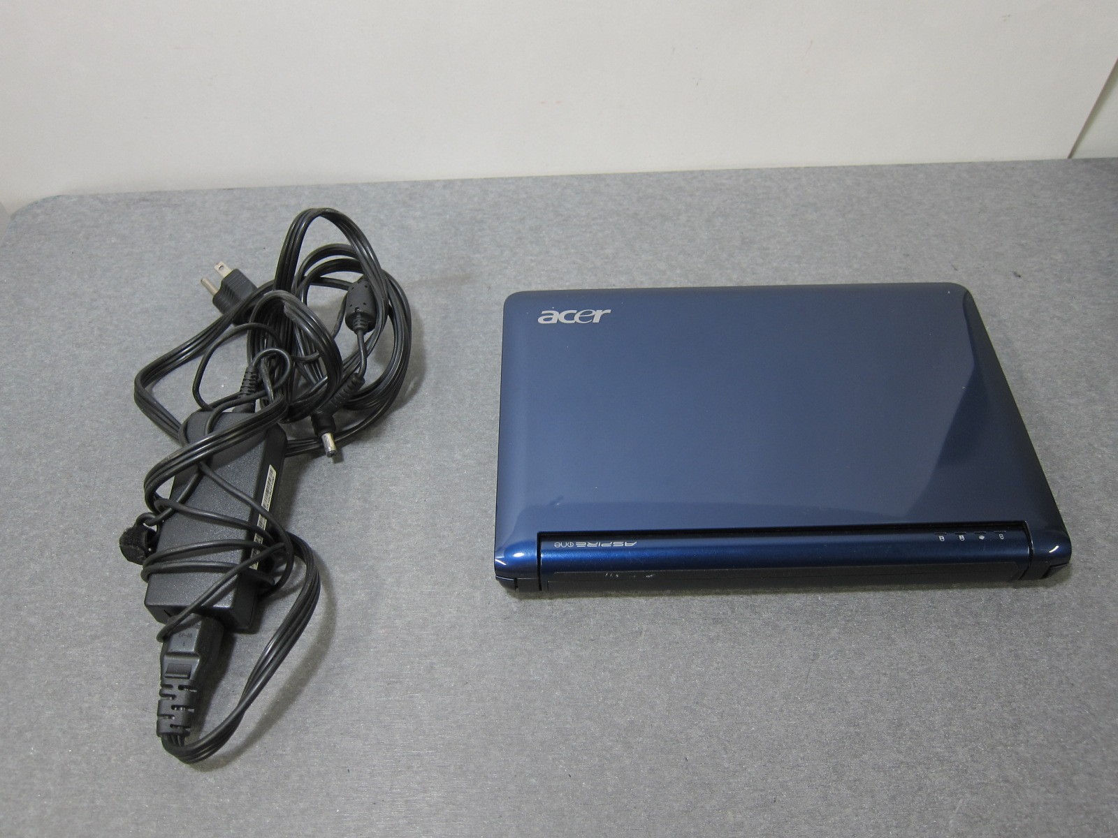 Acer Aspire One Series Model ZG5 Blue Notebook w/ Charger -WORKS WHEN PLUGGED IN