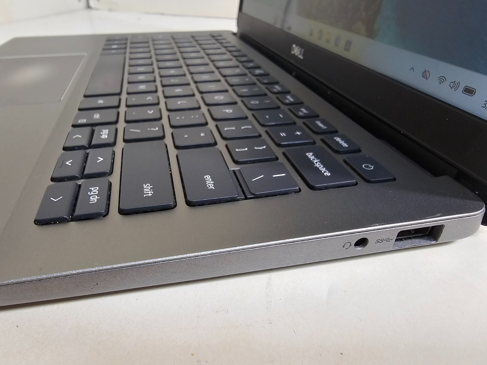 Dell Latitude 3301 Laptop – 1.8 GHz i7-8565U 8GB 256GB SSD Wi-Fi Cam 13.3″ – SP1