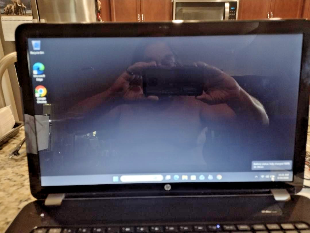 HP Pavilion 17 AMD A8-5550M 2100MHz 6Gb RAM 320GB HDD WIN 11 & AC Works/Looks OK