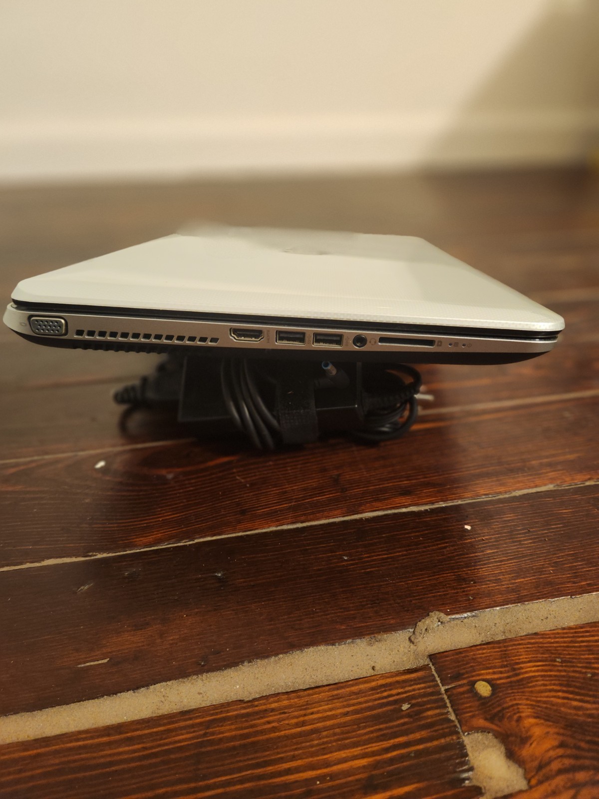 HP Pavilion 17″ Notebook Intel Core i5 8th Gen Silver Windows 8 Charger
