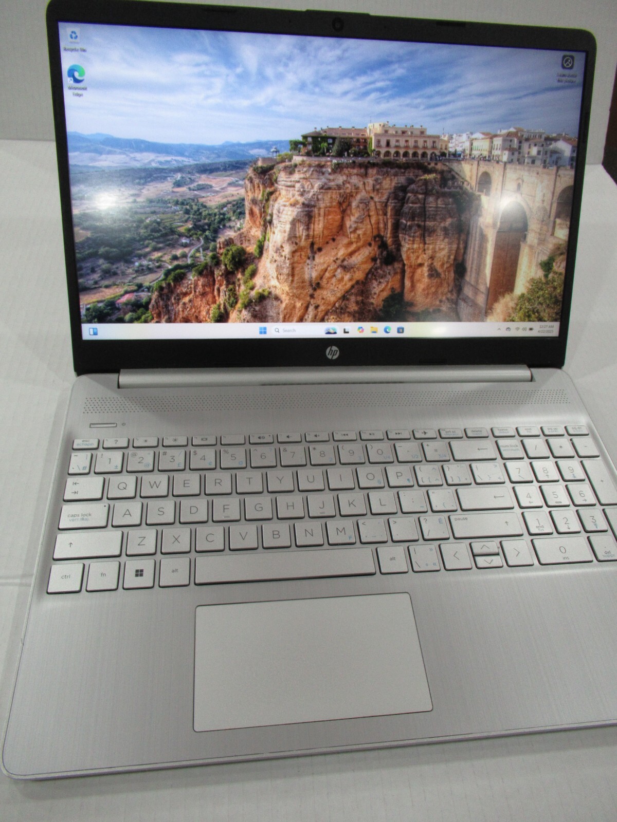 HP 15-ef0025wm 15.6″ HD Ryzen 5 3500U 2.1GHz AMD Radeon Vega 8 Graphics 8GB RAM