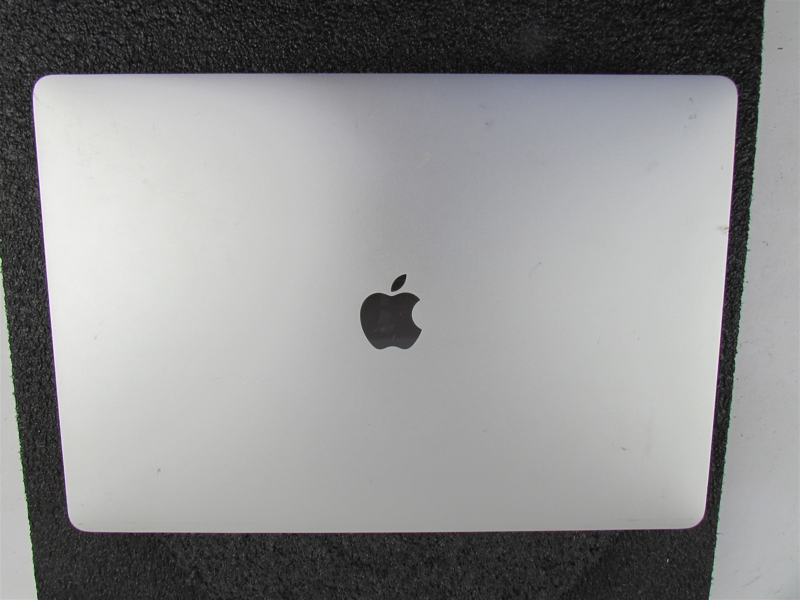 APPLE MACBOOK PRO A1990 3072X1920 I9-9980Hk 1TB SSD 32GB RAM AMD GPU NO O.S