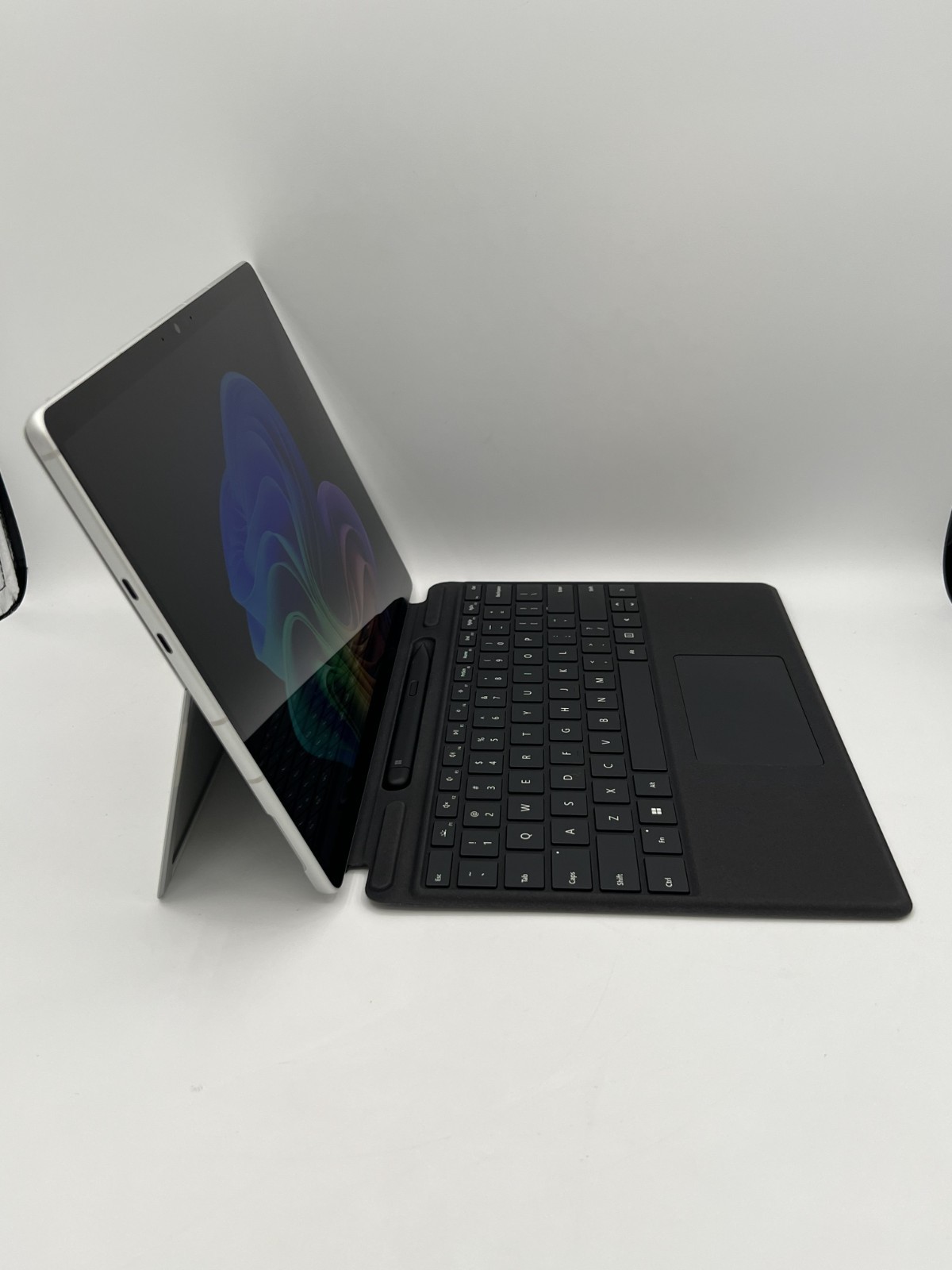 Microsoft Surface Pro 9 13″ ARM SQ3 8GB 256GB 5G Unlocked Windows 11 Pro