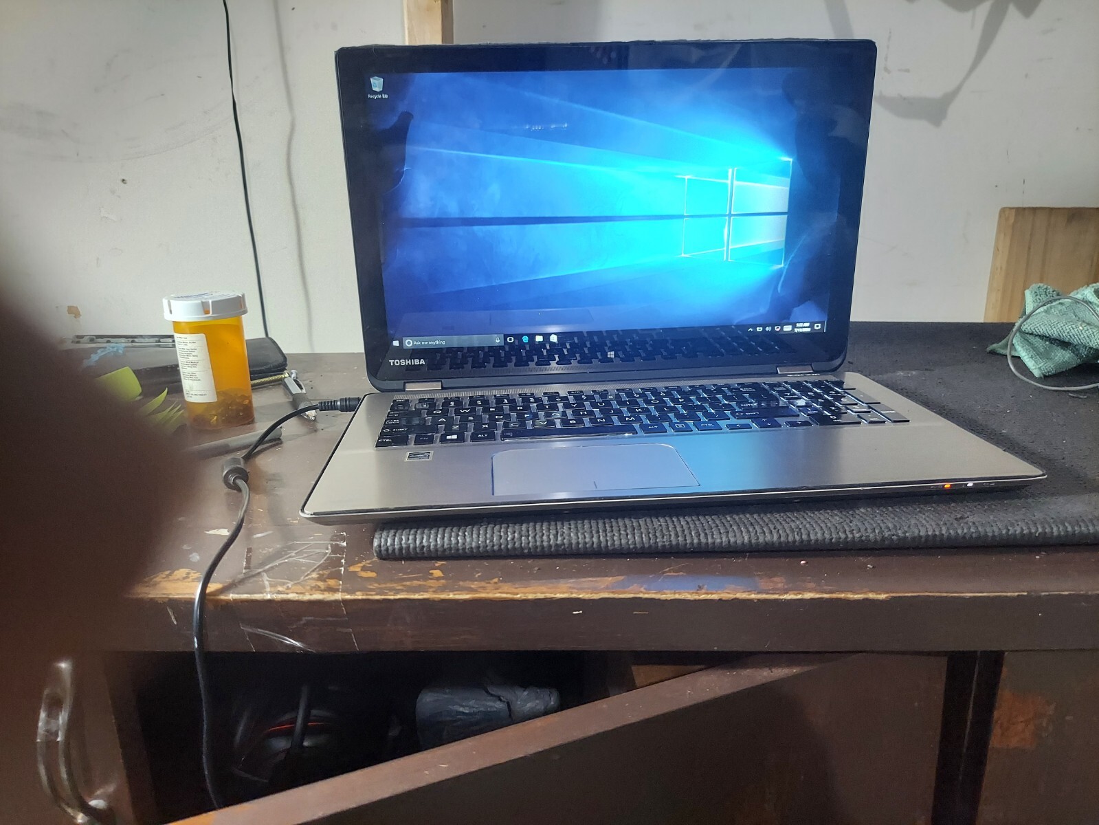 TOSHIBA Satellite Radius P55W-B i7-5500U 8GB 1TB Win10 Screen has bubbles “ASIS”