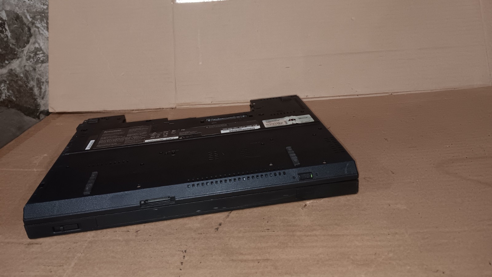 IBM Lenovo ThinkPad R61i Laptop 15.4″ LCD Screen Type 8932-9WU For parts