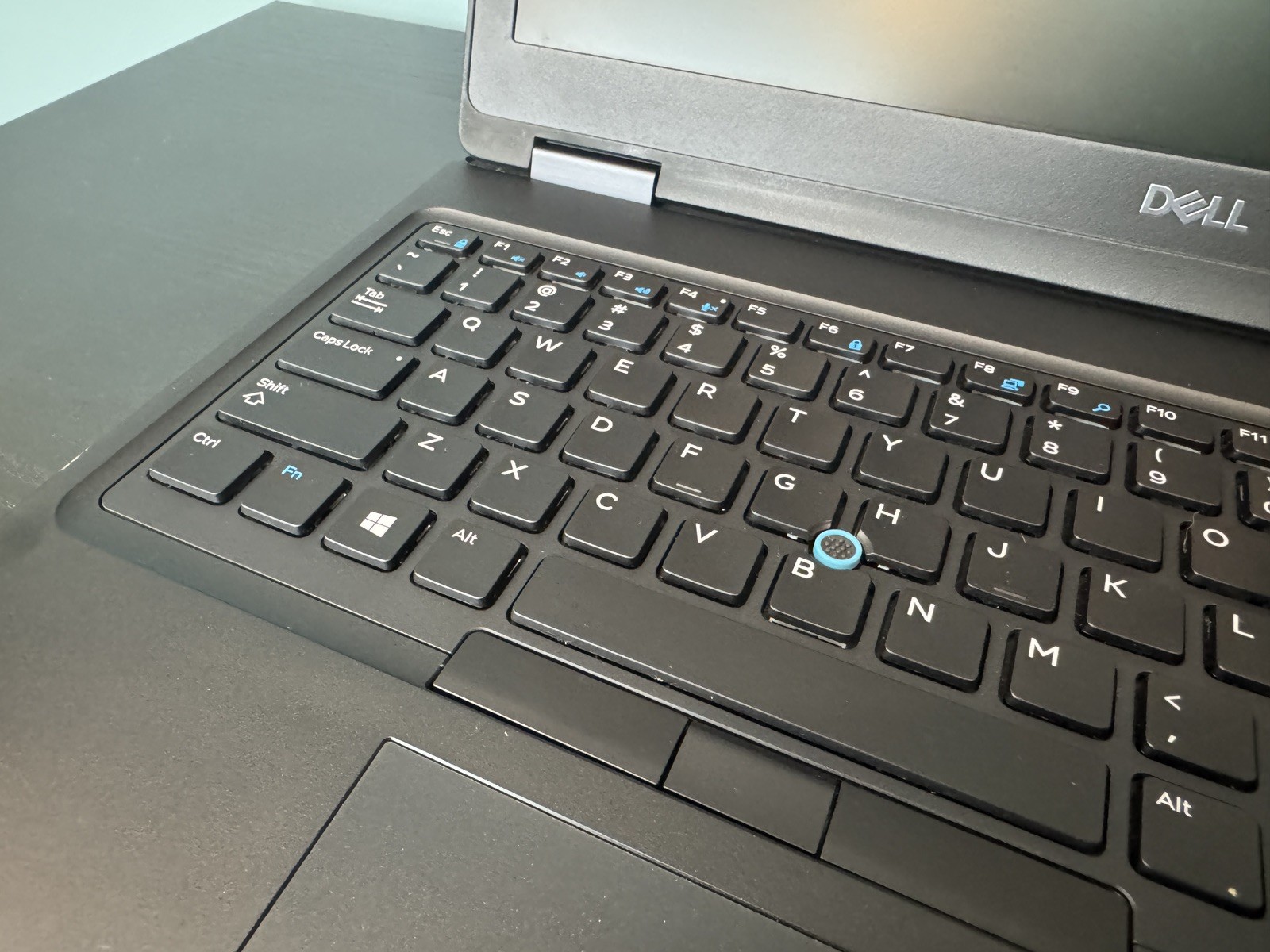 Dell Latitude 5590 Intel Core i7-8650U 16GB RAM 256GB SSD Windows 11 Pro Laptop