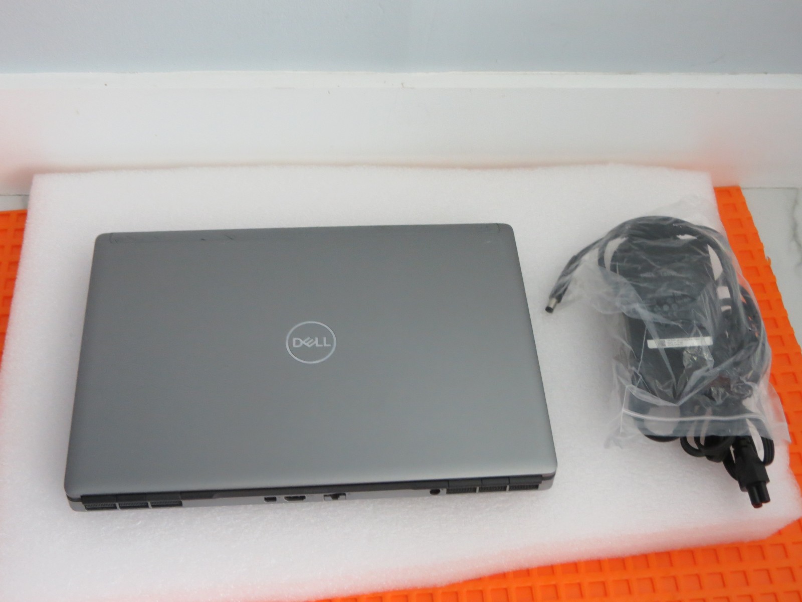 Dell Precision 7550 15.6″ (512GB SSD, Intel Core i9-10885H, 2.4GHz, 16GB RAM)