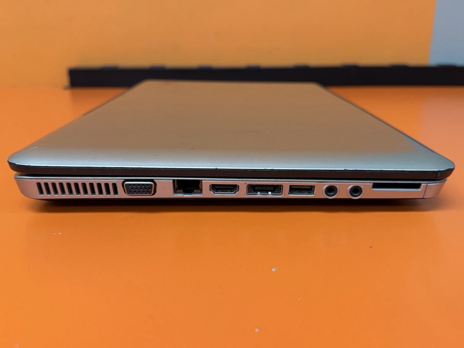 HP dv6-3217cl AMD A6-RADEON/4GB No hard drive No OS