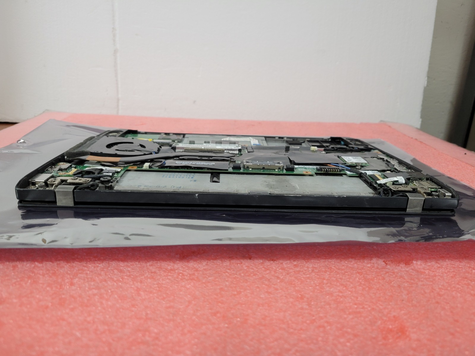 Lenovo ThinkPad T470S 14″ i5-7300U 4GB RAM *NO HDD/OS/COVER/BATT/AS IS* | LP521