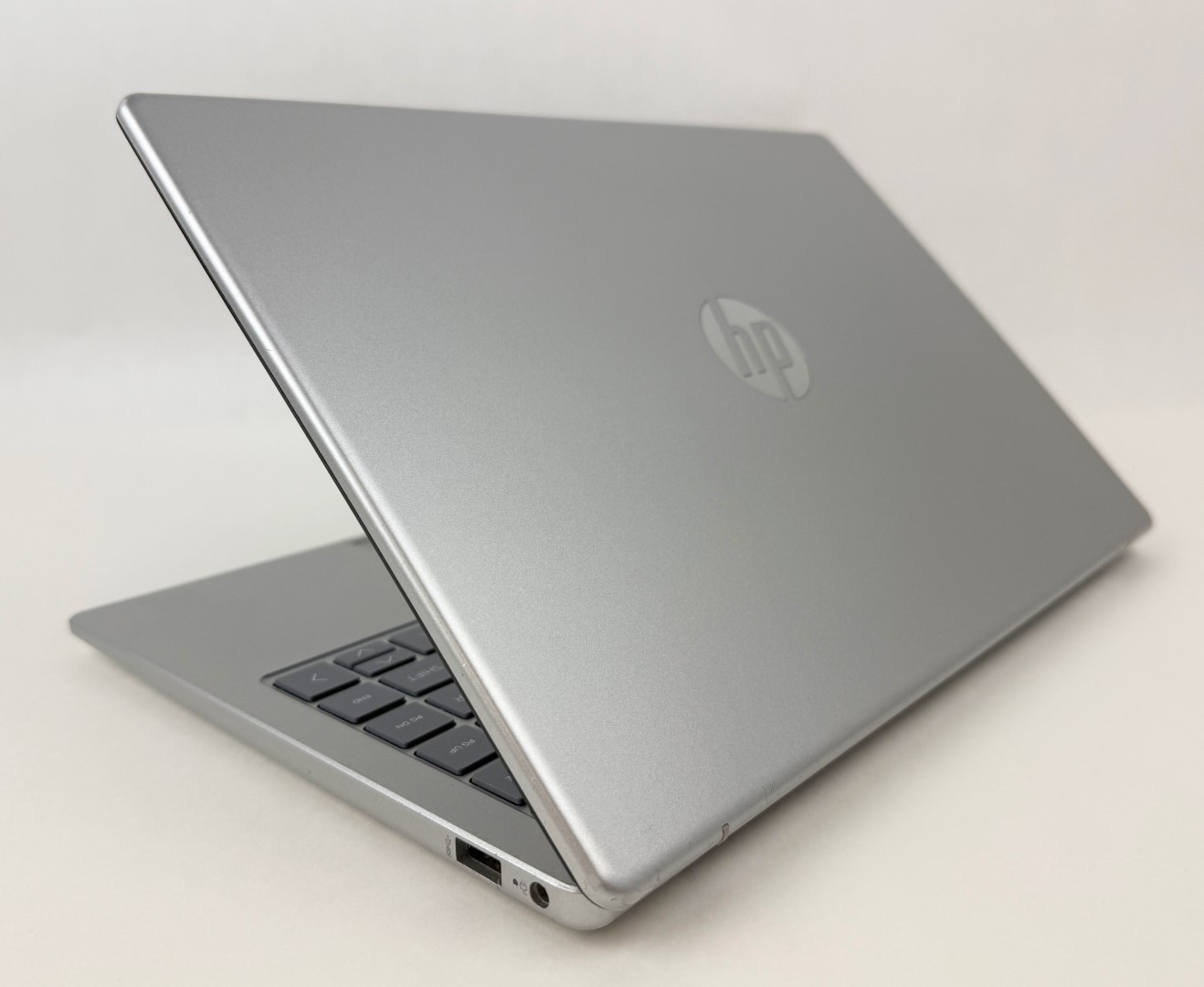 HP 14-ep0033cl 14″ FHD i3-1315U 8GB 512B SSD W11H