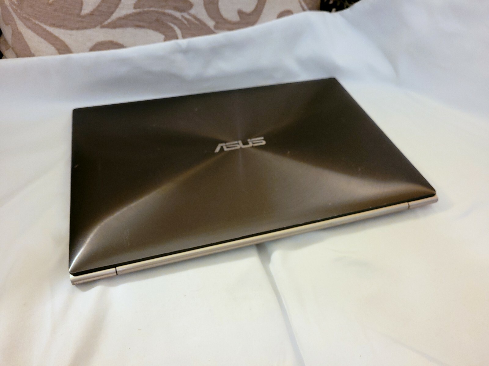 ASUS ZENBOOK UX31E CORE I5-2557M @ 1.4 GHz / 4 GB RAM / 128GB SSD / 13.3″ LED 16